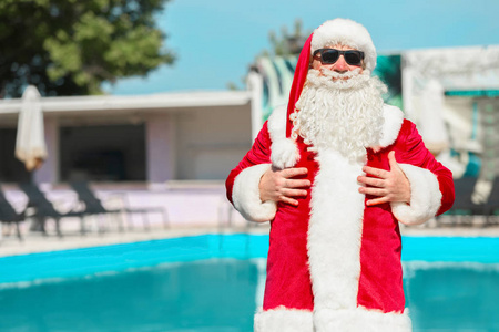 度假村游泳池附近的圣诞老人图片