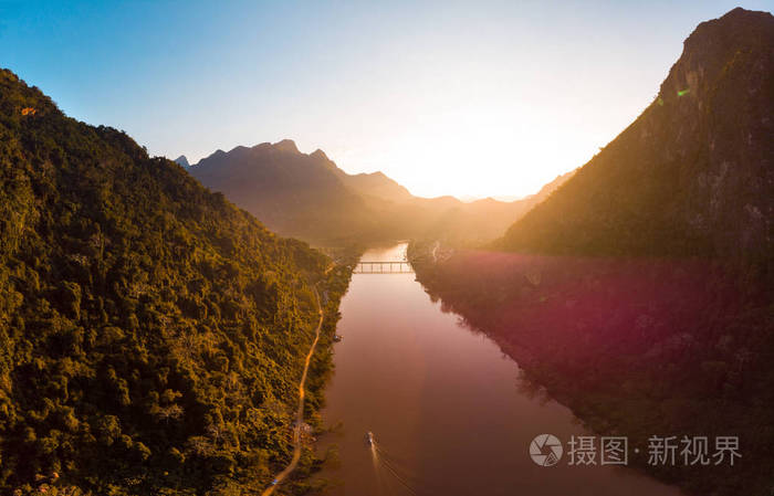空中全景南瓯河农桥孟昂老挝,日落戏剧性的天空,风景