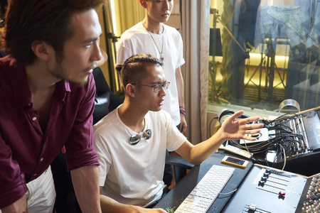 亚洲年轻音乐家用电脑编辑音乐图片