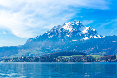 从瑞士卢塞恩湖俯瞰皮拉特斯山图片