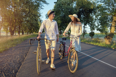 一对甜蜜的情侣骑着自行车聊天图片