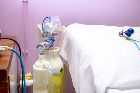 病房内带调节器的氧气瓶图片