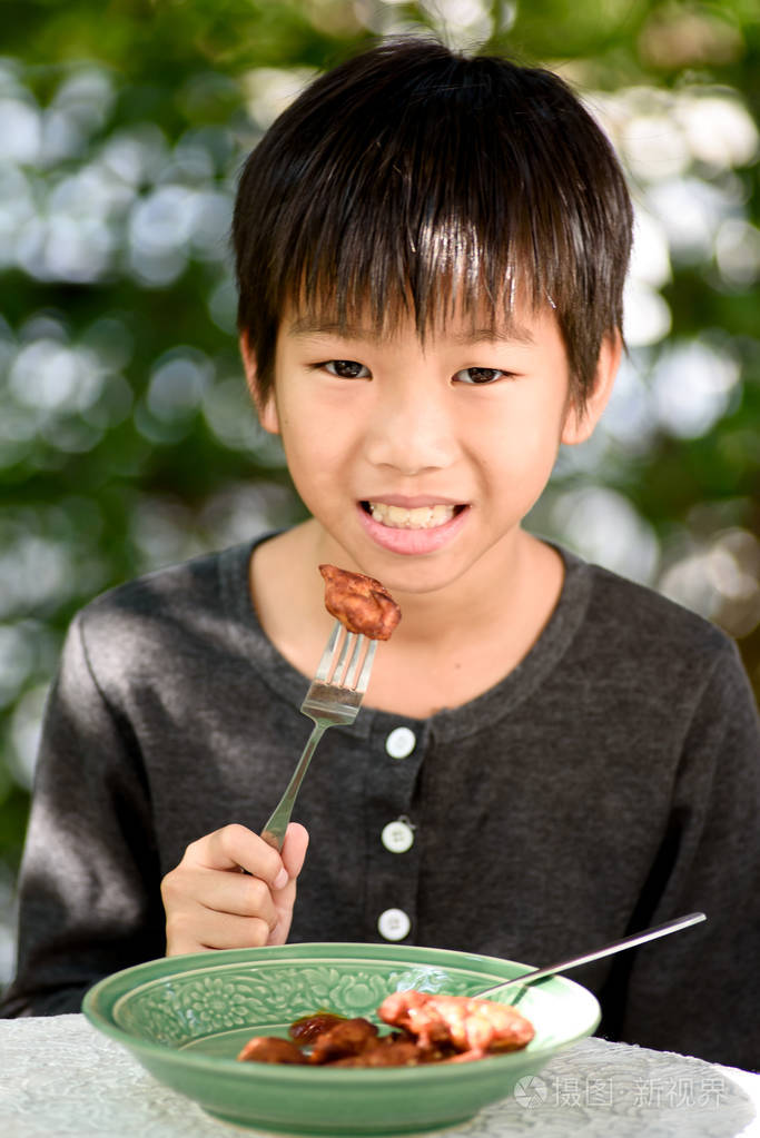 吃东西的小男孩