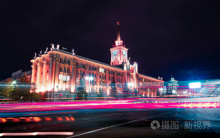 夜幕中,叶卡捷琳堡市政厅前过往车辆的灯光轨迹照片