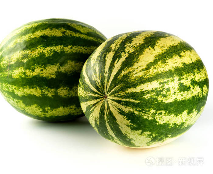 两个大的绿色条纹整个西瓜在白色的背景