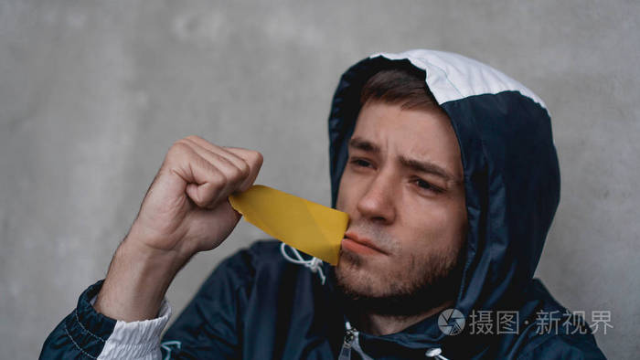 嘴上缠着胶带的人
