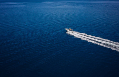 外海高速摩托艇鸟瞰图图片