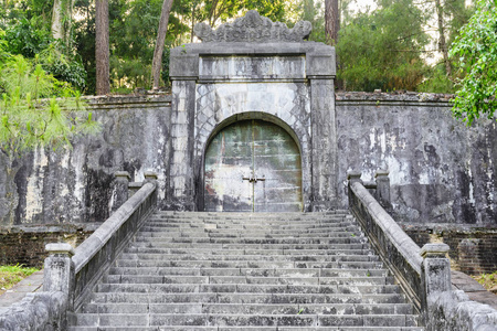 明芒皇帝墓地的青铜门图片