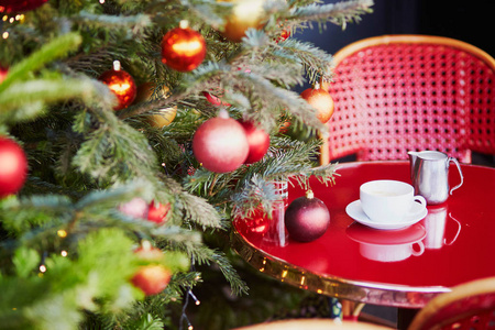 带美丽圣诞树的户外巴黎咖啡厅图片