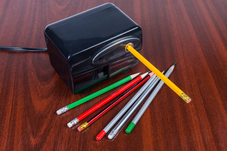 办公桌上的电动卷笔刀和铅笔图片