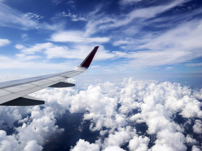 飞机机翼上的飞机舷窗万米高空云彩蓝天大地