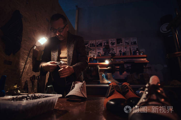 鞋匠在工作他得到了一个新的进展