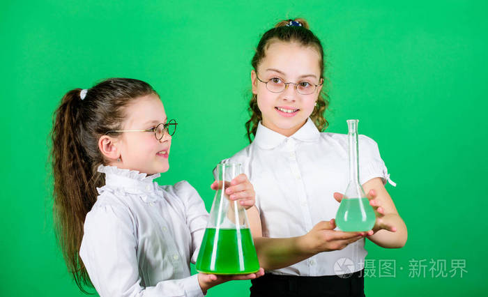 孩子们学习化学实验室.聪明的小女孩拿着测试瓶.回到学校.生物教育.