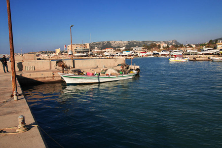 黎巴嫩巴特鲁恩市的码头照片
