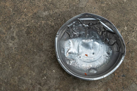 一个旧的不锈钢狗食碗图片