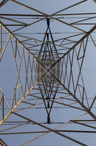 印度乡村电灯塔透视天空引导线图片