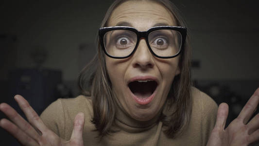 惊恐的女人盯着镜头插画