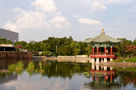 汉城夏日池塘宝塔图片