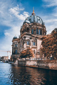 隔着水面的柏林大教堂图片