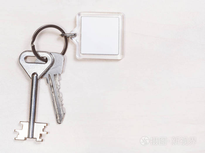 钥匙圈上有两个门钥匙白色钥匙扣为空白