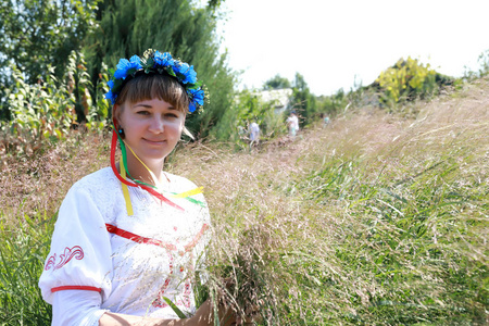 穿着传统哥萨克服装的女人图片