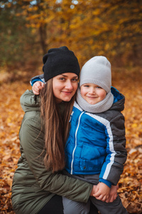 母亲和儿子一起穿秋装的肖像图片