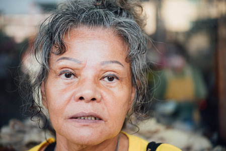 亚洲老妇秀眼睛和眉毛纹身图片
