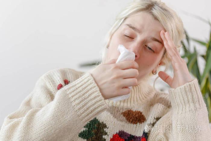 感冒和流感.病人感冒了,感觉不舒服,流鼻涕.喉咙痛的不健康女孩.特写.