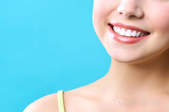 年轻女人完美健康的牙齿微笑牙齿美白牙科门诊病人形象象征着口腔护理