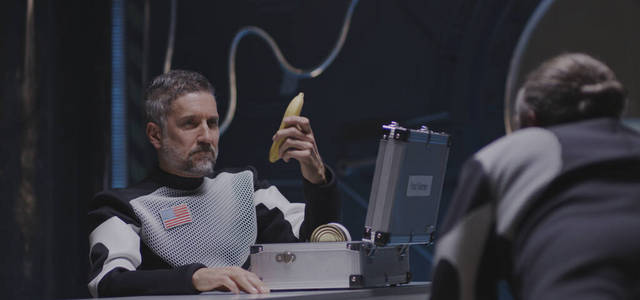宇航员在零重力下推香蕉图片