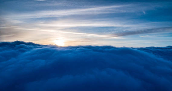 神奇的蓝色积云鸟瞰图图片