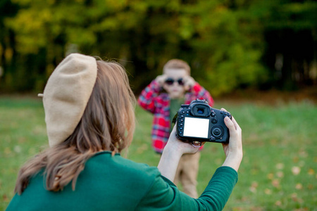 女摄影师在外拍孩子花图片