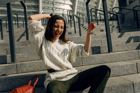 高兴的年轻女性在射击时做鬼脸图片