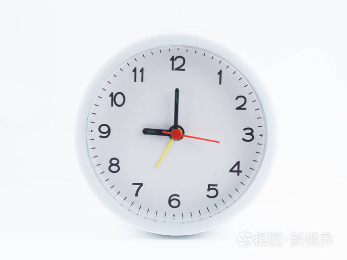 白色背景的白色闹钟早上九点
