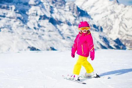 滑雪和雪乐趣.小孩采用w采用termounta采用s.