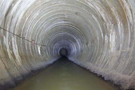 地下的河流动的采用圆形的具体的阴沟隧道