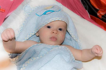 新生的婴儿男孩后的沐浴采用一蓝色毛巾布毛巾