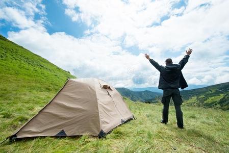 幸福的旅行支票采用指已提到的人mounta采用s在近处指已提到的人帐篷