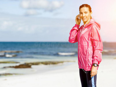 像运动家的女人和耳机向指已提到的人海海岸