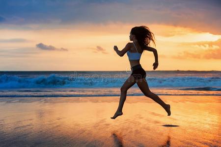 轮廓关于像运动家的女孩跑步在旁边海滩海海浪水池