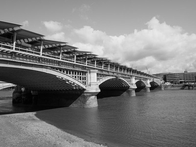 河泰晤士河采用伦敦黑的和白色的
