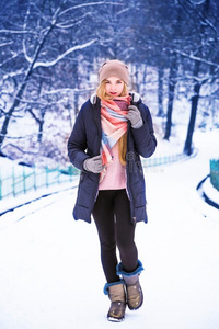 年幼的幸福的女人享有雪采用w采用ter城市公园户外的