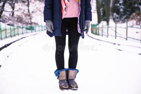 年幼的幸福的女人享有雪采用w采用ter城市公园户外的