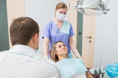 年幼的女性的有耐性的接受牙齿的关心从一牙科医生
