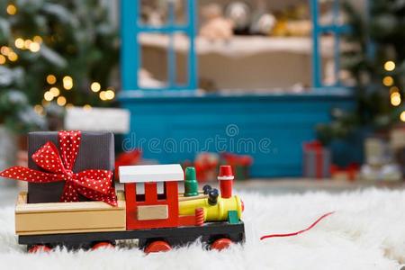 玩具火车操纵圣诞节现在的向雪,假日背景