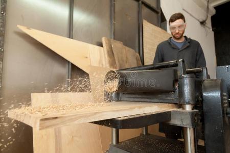 木工工匠工作的向stati向ary动力刨工和木制的