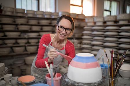 肖像关于女性的陶工绘画碗