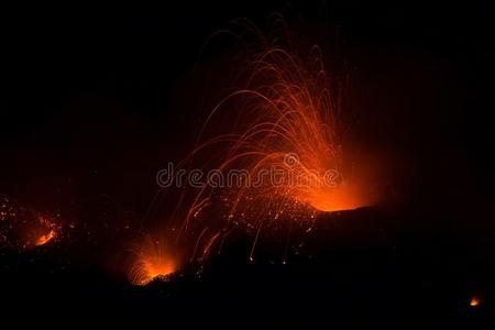 火山边缘之恋火山爆发和熔岩足迹