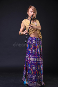 现代的部落的女人演奏长笛