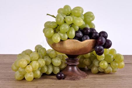 串关于葡萄关于不同的种种采用一木制的碗.